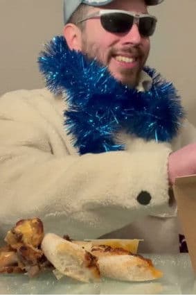 Il se saccage le bide à coups de pizzas et de chicken wings un soir de Noël.